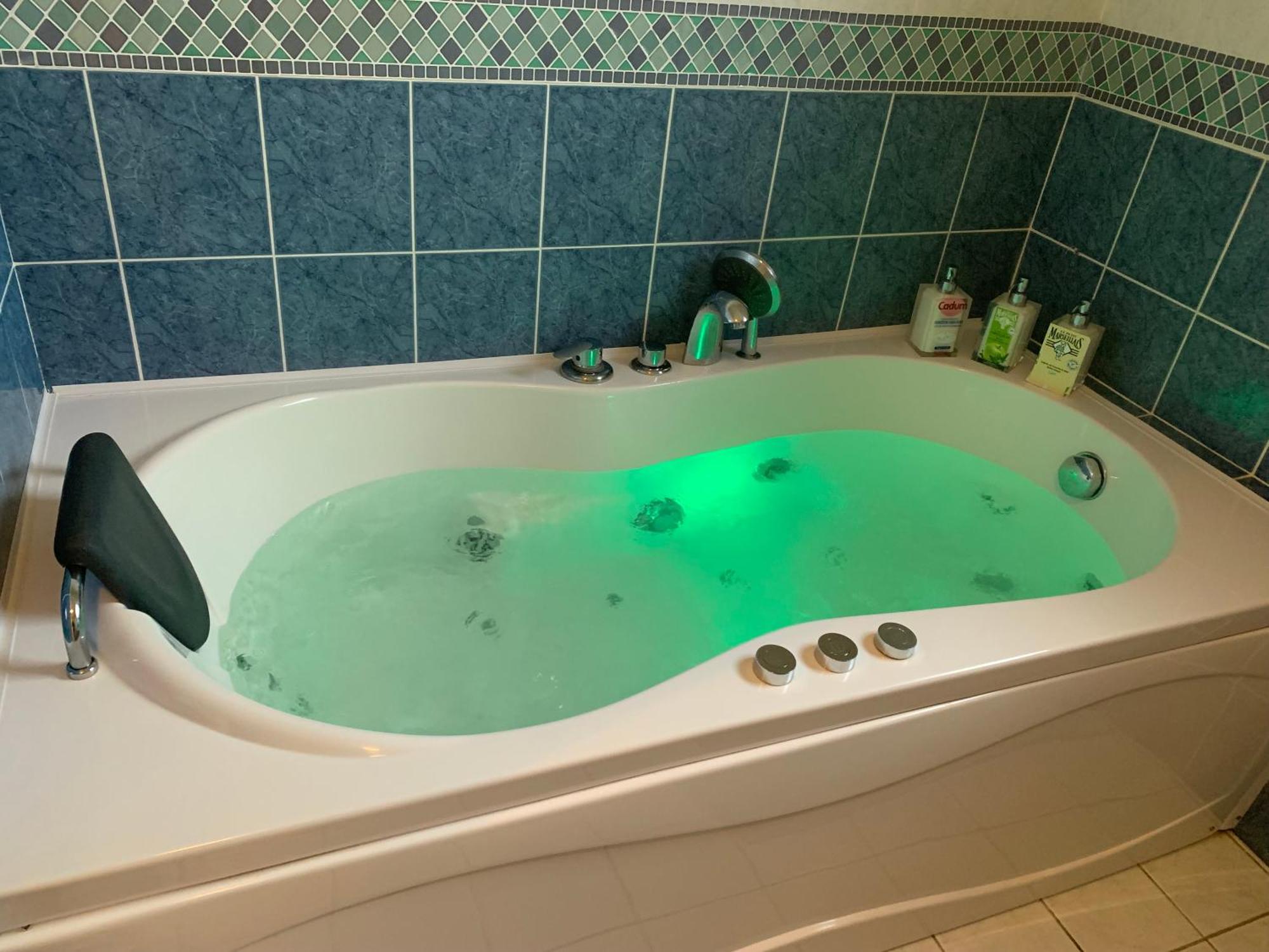 Gite 3 Etoiles Les Gourlines Avec Balneo, Veranda, Piscine Et Garage Avermes Exteriör bild