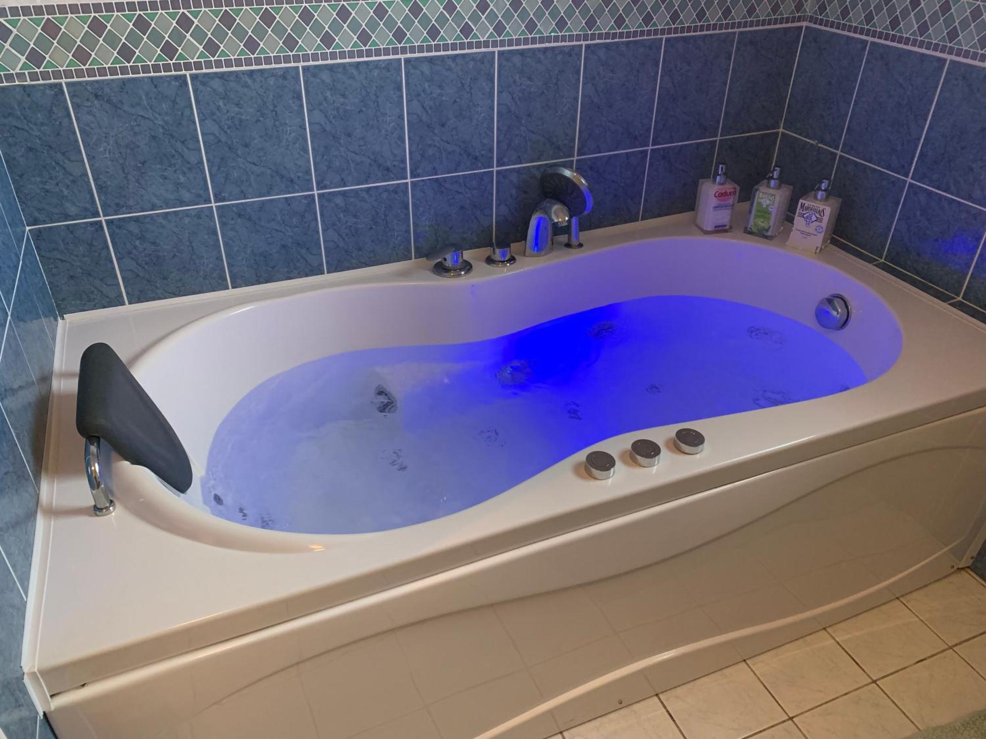 Gite 3 Etoiles Les Gourlines Avec Balneo, Veranda, Piscine Et Garage Avermes Exteriör bild
